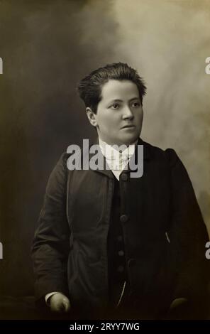 1905 c., FRANKREICH : die französische feministische Politikerin , Suffragette , Bürgerrechtsaktivistin , Abtreibungsistin und Ärztin MADELEINE PELLETIER ( 1874–1939 ). Foto von HENRI MANUEL ( 1874 - 1947 ). - SUFFRAGIO UNIVERSALE - SUFFRAGETTA - FRANCIA - MOVIMENTO FEMMINISTA - FEMMINISMO - FEMINISMUS - Bewegung für Frauen Befreiung - Frau - POLITICA - POLITIC - POLITICO DONNA - POLITIKERIN FRAU - movimento - DIRITTI CIVILI - GESCHICHTE - FOTO STORICHE - donna mascolina - maskuline Frau - Abtistin - pro Abort - Stockfoto