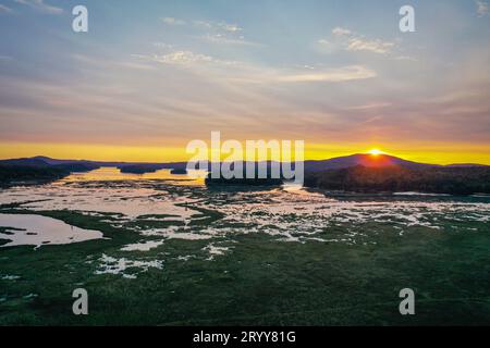 Sonnenuntergang über Moody Tupper Lake NY Adirondacks in der frühen Herbstflugbahn Stockfoto