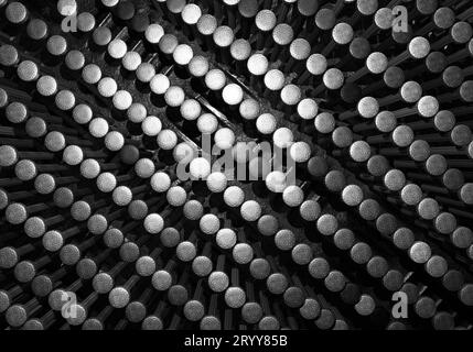 Schwarz-Chrom-Stahl-Metallic und silberner Nagel Hintergrund. Industrietechnologie und Strukturkonzept. Textur und abstrakter Hintergrund Stockfoto