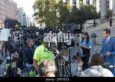 Die Medien versammeln sich, während Polizeibeamte vor der Ankunft des ehemaligen US-Präsidenten Donald Trump vor dem Obersten Gericht des Staates New York Sicherheitsmaßnahmen ergreifen, um am 2. Oktober 2023 in New York, USA, das Zivilverfahren gegen ihn einzuleiten. Der Zivilprozess der Staatsanwaltschaft von New York, Letitia James, gegen den ehemaligen US-Präsidenten Donald Trump, die Trump Organization und seine Familienmitglieder, in dem sie beschuldigt werden, Betrug begangen zu haben und an illegalen Geschäftsaktivitäten teilzunehmen, begann. Quelle: Brazil Photo Press/Alamy Live News Stockfoto