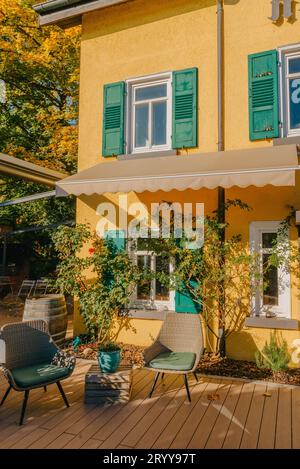 Bild eines leeren Kaffeetisches im Hinterhof eines Hauses. Herbst in Deutschland, Europa. Außentisch im Straßencafé. Herbst Stockfoto