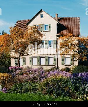 Haus mit schönem Garten im Herbst. Blumen im Stadtpark Bietigheim-Bissingen, Baden-Württemberg, Deutschland, Europa. Herbst Pa Stockfoto