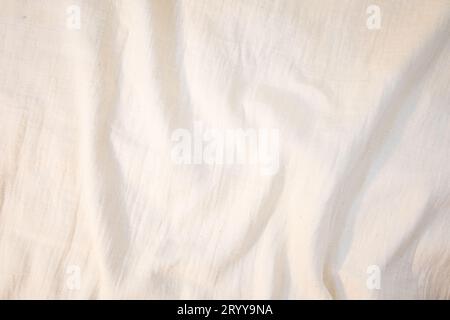 Stoff Hintergrund Weiße Leinenleinen Leinwand zerknittert natürliche Baumwolle Stoff natürliche handgemachte Leinen Draufsicht Hintergrund organisches Öko-Textil Stockfoto