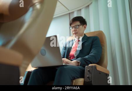 Geschäftsleute müssen häufig für internationale Geschäftsreisen reisen. Nutzen Sie den Business Class-Service, um mit dem Flugzeug zu reisen Stockfoto