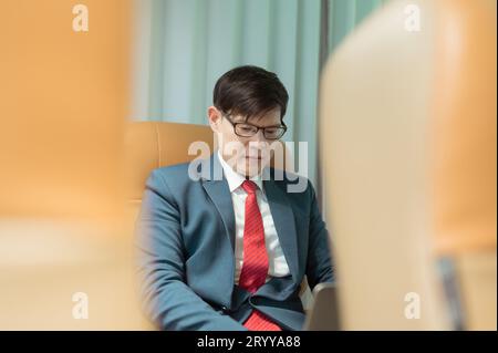 Geschäftsleute müssen häufig für internationale Geschäftsreisen reisen. Nutzen Sie den Business Class-Service, um mit dem Flugzeug zu reisen Stockfoto