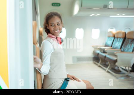 Der Flugbegleiter spricht über einen Lautsprecher, um Passagiere willkommen zu heißen und Ratschläge zur Flugreise zu geben Stockfoto