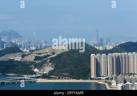 Ein Blick auf die Junk Bay mit der Cross Bay Bridge, den Junk Bay Chinesischen Dauerfriedhof und HK Island dahinter. Stockfoto