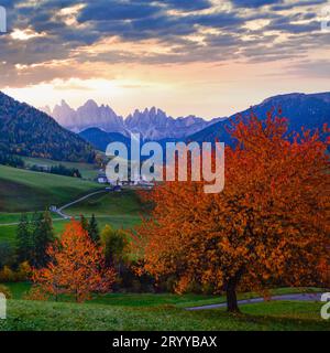 Herbsttagenbruch Santa Magdalena berühmte Italien Dolomiten Dorfblick vor den Geisler oder Geisler Dolomiten Bergfelsen. Pi Stockfoto