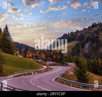 Sonnenuntergang farbenfrohe Herbstalpinen Dolomiten felsige Bergszene, Sudtirol, Italien. Friedliche Aussicht von der Alpenstraße. Malerisch Stockfoto