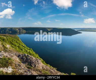 Atemberaubende Aussicht auf den Sonnenuntergang im Frühling auf den Dnister River Canyon, die Bakota Bay, die Region Khmelnyzky, Ukraine. Stockfoto