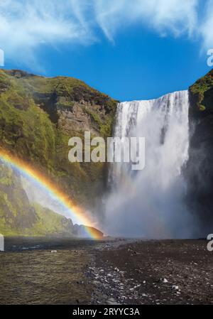 Malerisch voller Wasser großer Wasserfall Skogafoss Herbstansicht, Südwesten Islands. Stockfoto