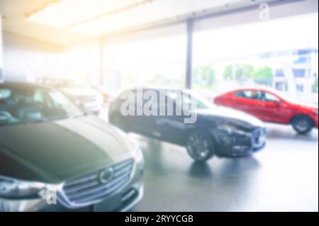 Unscharfer Hintergrund von Autos für den Verkauf im Showroom. Automotive Auto und Wirtschaft Verkehr Konzept. Zusammenfassung Hintergrund. Stockfoto