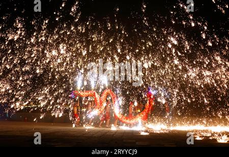 ZAOZHUANG, CHINA - 2. OKTOBER 2023 - Volkskünstler führen in der antiken Stadt Taierzhuang in Zaozhuang, dem ostchinesischen Shandong p Stockfoto