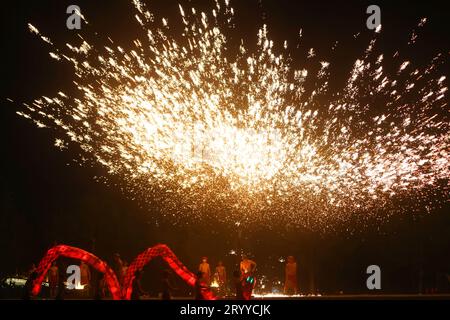 ZAOZHUANG, CHINA - 2. OKTOBER 2023 - Volkskünstler führen in der antiken Stadt Taierzhuang in Zaozhuang, dem ostchinesischen Shandong p Stockfoto