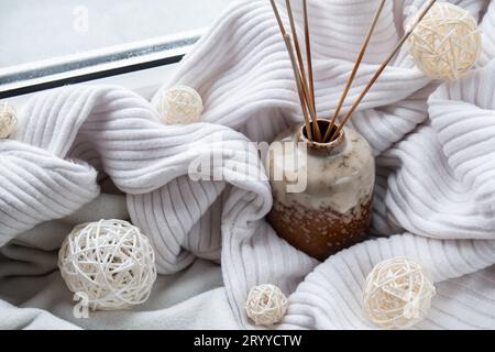 Aroma-Reed-Diffusor. Flaschenbehälter mit Diffusoren aus Holzstäbchen, die Ihren Duft in Ihrem Zuhause duften, Duft Konzept Herbsturlaub Stockfoto