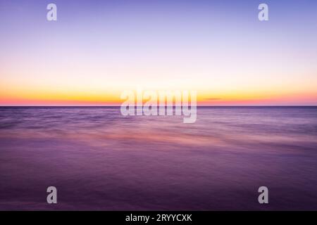 Langzeitbelichtungsbild des Nachglühens des Sonnenuntergangs über dem Golf von Mexiko in St. Pete Beach, FL Stockfoto