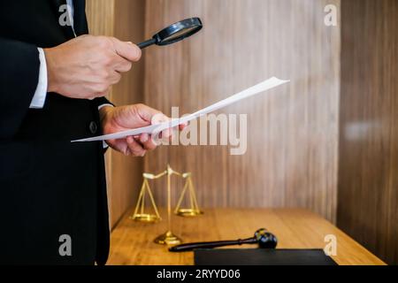 Rechtsanwalt Legal Counsel legt dem Mandanten einen unterzeichneten Vertrag mit Gavel und Rechtsrecht vor. Geschäftspartnerschaft zwischen justiz und Anwalt Stockfoto