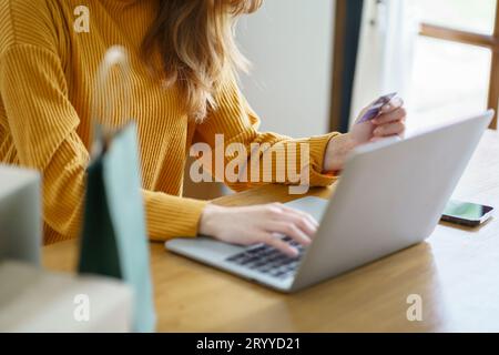 Frau shoppingÂ auf Laptop mit Kreditkarte für Internet Online-E-Commerce-Einkaufen Geld ausgeben Online-Einkaufen Handy-Telefon Stockfoto