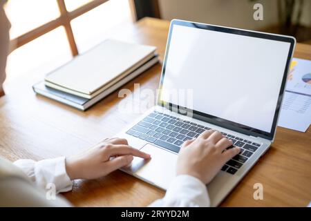 Geschäftsfrau Buchhalter Analyse von Investitionstabellen Rechnung und Drücken von Rechnerschaltflächen über Dokumenten. Buchhaltung Stockfoto