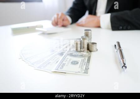 Der Buchhalter arbeitet mit dem Kalkulationstabellendokument, dem Finanzkonzept Information. Stockfoto