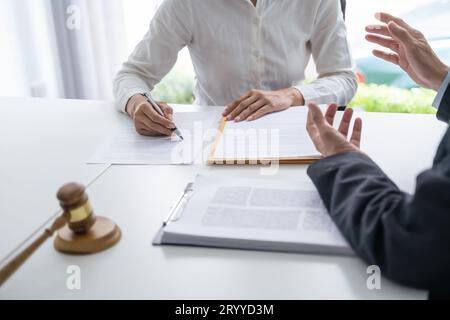 Rechtsanwalt Legal Counsel legt dem Mandanten einen unterzeichneten Vertrag mit Gavel und Rechtsrecht vor. Geschäftspartnerschaft zwischen justiz und Anwalt Stockfoto