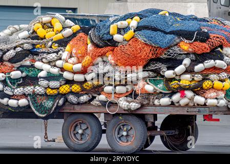 Auf einem Anhänger gelagerte Trawler-Fischernetze und -schwimmer Stockfoto