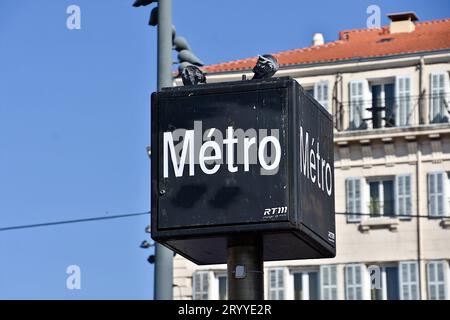 Metro-Schild Marseille an der Station Vieux-Port. Die Régie des Transports métropolitains (RTM) kündigte am 27. September 2023 die Schließung der beiden U-Bahnlinien von Marseille von Montag bis Donnerstag ab 21:30 Uhr für eine voraussichtliche Dauer von zwei Jahren an. Während dieser Schließungen, fünf Abende ab dem 23. Oktober 2023 und dann von Montag bis Donnerstag ab dem 6. November, verlassen die letzten Züge die termini um 21:30 Uhr, und es wird ein kostenloser Ersatzbus eingerichtet, der alle zehn Minuten eine Durchfahrt durchführt. Stockfoto