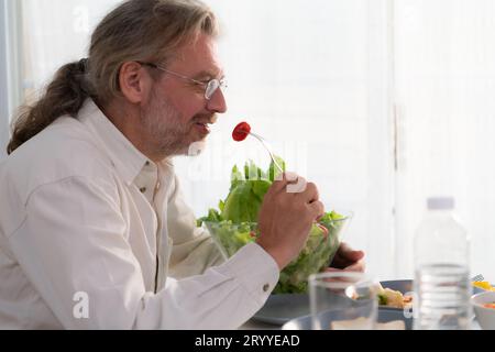 Großvater mit sauberem Trinkwasser, das für ihre Gesundheit wichtig ist, hält sie krankheitsfrei Stockfoto