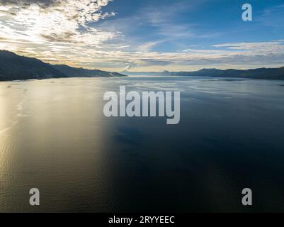 Luftdrohne des Toba-Sees und der Insel Samosir bei Sonnenuntergang. Sumatra, Indonesien. Stockfoto