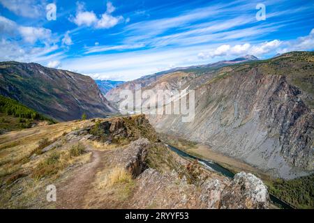 Blick auf das Chulyshman-Tal mit dem Chulyshman-Fluss am Katu-Yaryk-Pass. Altai, Sibirien, Russland Stockfoto