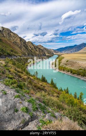 Panoramablick auf den Fluss Katun und das Altai-Gebirge. Altai, Sibirien, Russland Stockfoto