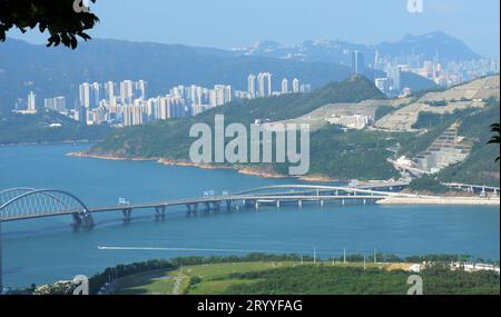 Ein Blick auf die Junk Bay mit der Cross Bay Bridge, den Junk Bay Chinesischen Dauerfriedhof und HK Island dahinter. Stockfoto