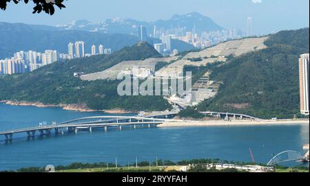 Ein Blick auf die Junk Bay mit der Cross Bay Bridge, den Junk Bay Chinesischen Dauerfriedhof und HK Island dahinter. Stockfoto