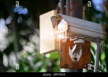 CCTV-Digitalrekorder-Kamera im öffentlichen Park. Technologie und Sicherheitselektronik. Kriminalprävention und Polizei in Großstädten Stockfoto