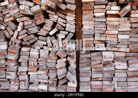 Sägewerk mit voller schneiden Holz Lager. Fabrik und Produktion. Umwelt Wirtschaft und Struktur Konzept. Stockfoto