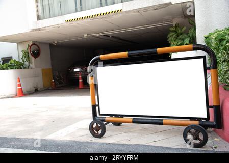 Leeren weißen beweglichen Zeichen vor der Parkplatz. Transport und Verkehr Konzept. Stockfoto