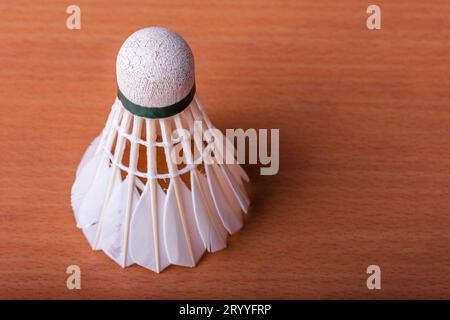 Badminton Federball auf hölzernen Tisch. Sport und Sportler Konzept. Stockfoto