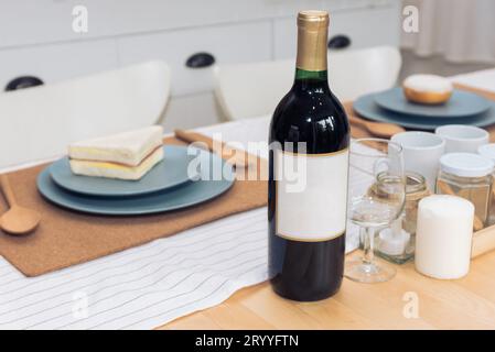 Das Trinken von Wein Flasche am Esstisch. Getränke und Nahrungsmittel Konzept. Stockfoto