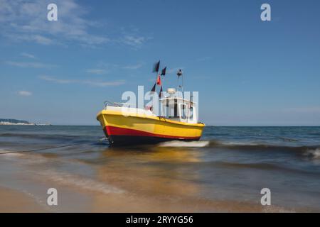 Fischerboot am Strand in Sopot, Polen. Herrliche lange Sicht ruhige Ostsee. Hintergrund Unschärfe Kurven. Fischermeer Stockfoto