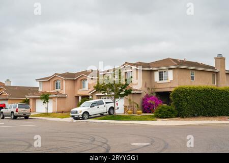 Santa Maria, Kalifornien, USA - 6. Juli 2023. Häuser mit einem wunderschön gestalteten Vorhof und Autos, die irgendwo in Kalifornien auf den Einfahrten geparkt werden Stockfoto