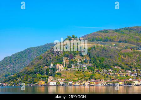 Alpiner Luganer See mit Berg an einem sonnigen Tag im Dorf Morcote, Tessin, Schweiz Stockfoto