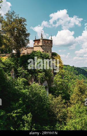 Panoramablick auf Schloss Lichtenstein in Deutschland. Stockfoto