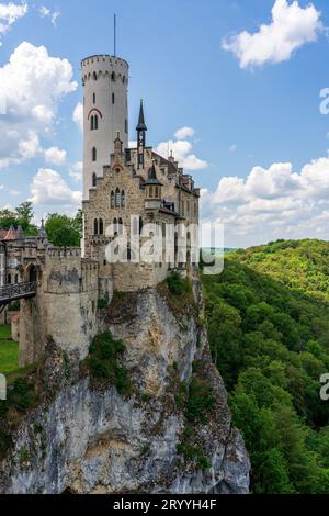 Panoramablick auf Schloss Lichtenstein in Deutschland. Stockfoto