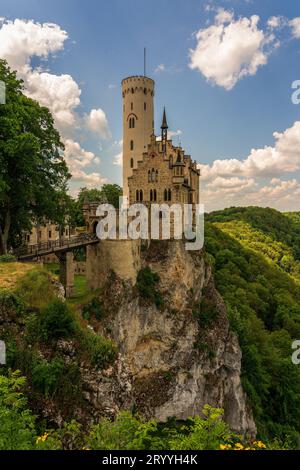 Panoramablick auf Schloss Lichtenstein in Deutschland. Stockfoto