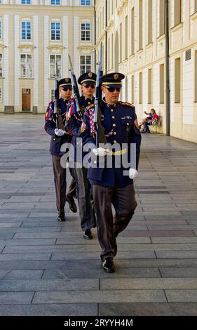 Wachwechsel auf der Prager Burg, Prag, Tschechische Republik Stockfoto