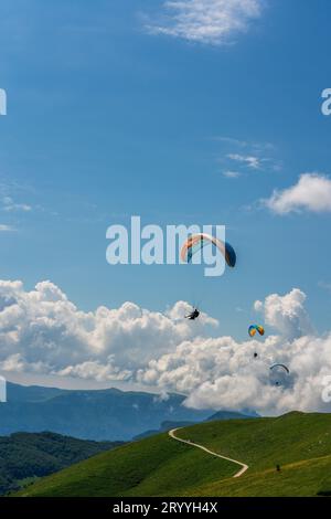 Gleitschirmfliegen von Monte Baldo über den Gardasee in Italien. Stockfoto