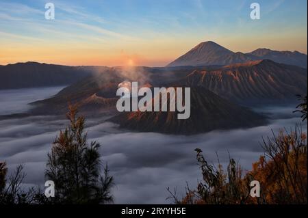 Mount Bromo Vulkan in Ost-Java, Indonesien. Rauch kommt aus dem Krater Stockfoto