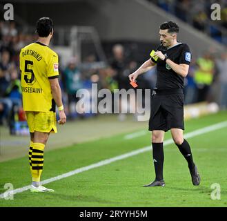 Schiedsrichter Florian Badstuebner zeigt Ramy Bensebaini Borussia Dortmund BVB (05) gelb rote Karte gelb rot Absendergeste PreZero Arena, Sinsheim Stockfoto