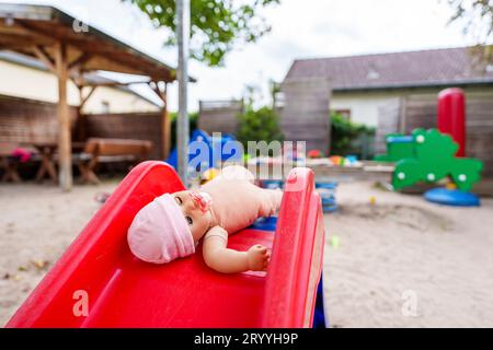 Bad Kreuznach, Deutschland. 30. August 2023. Im Frauenhaus in Bad Kreuznach liegt eine Puppe auf dem Kinderspielplatz. Für die Betroffenen ist es oft schwierig, in ein Frauenhaus zu gehen. Aber auch jenseits ihrer eigenen Gefühle sind die Hürden hoch: Nur selten ist auch ein Platz frei. (Zu dpa 'Life in a Women's Shelter: 'People Who Get Back to me') Credit: Andreas Arnold/dpa/Alamy Live News Stockfoto