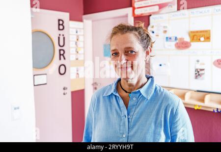 Bad Kreuznach, Deutschland. 30. August 2023. Alexandra Böning, Direktorin des Frauenheims Bad Kreuznach, steht in der Anlage. Für die Betroffenen ist es oft schwierig, in ein Frauenhaus zu gehen. Aber auch jenseits ihrer eigenen Gefühle sind die Hürden hoch: Nur selten ist auch ein Platz frei. (Zu dpa 'Life in a Women's Shelter: 'People Who Get Back to me') Credit: Andreas Arnold/dpa/Alamy Live News Stockfoto